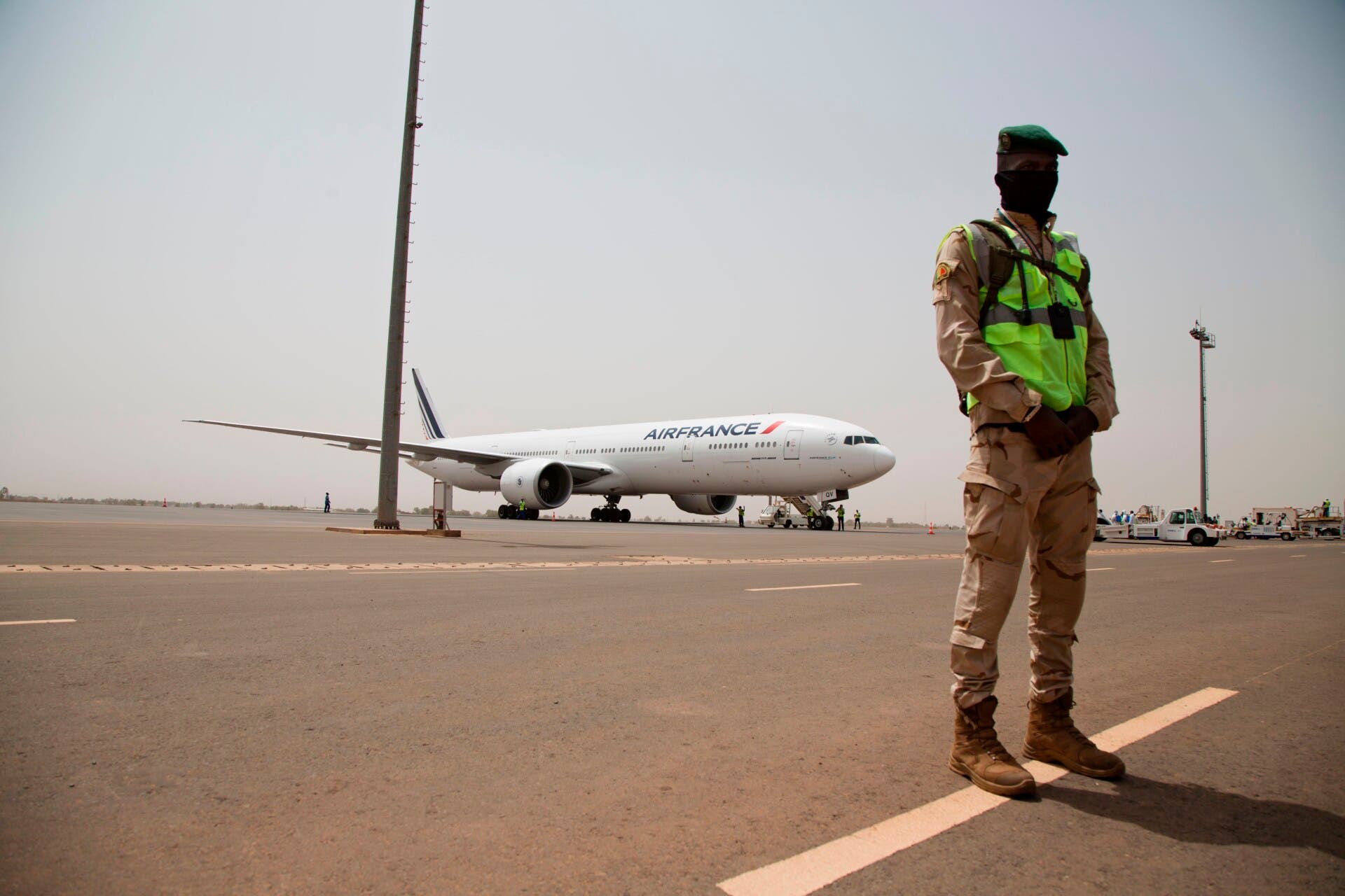 Sanctions-hit Mali bans flights from neighbouring countries